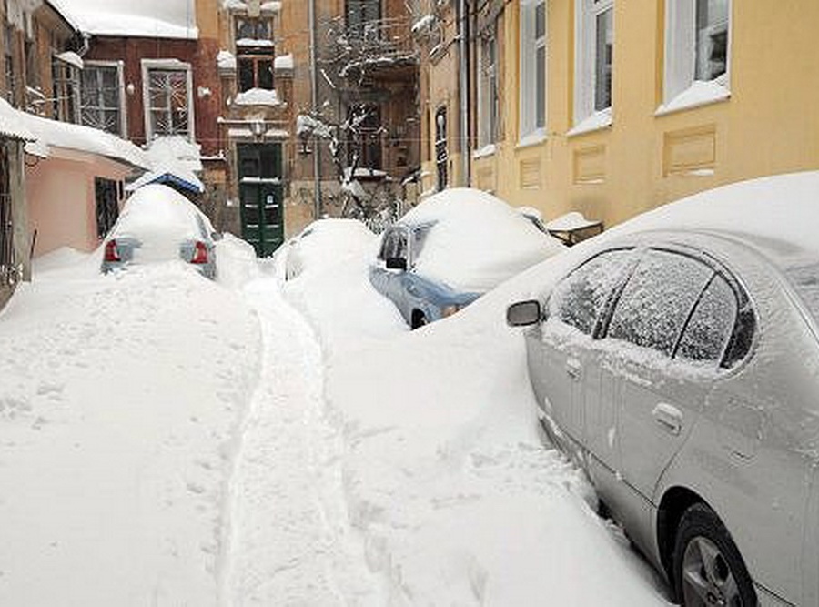 Минстрой проведет анализ уборки снега в регионах в связи с жалобами граждан