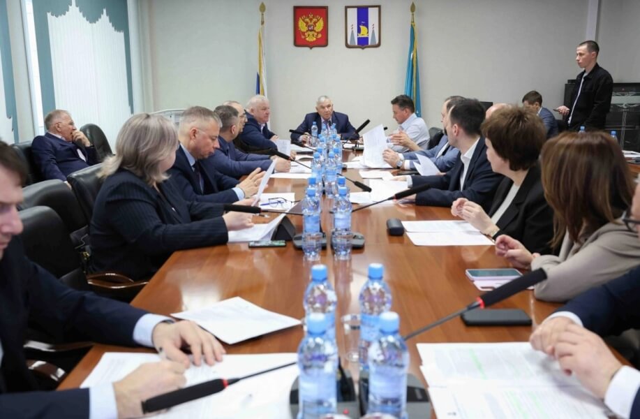 На Сахалине хотят ввести штрафы за парковку возле контейнеров для ТКО во дворах