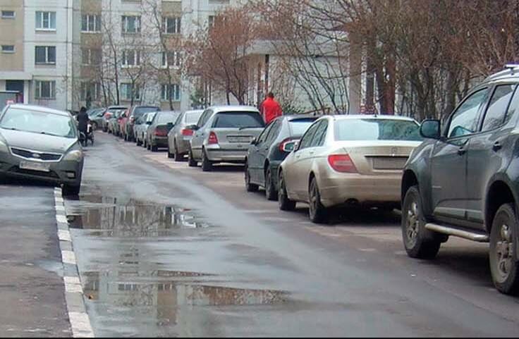 Россиянам напомнили о праве жильцов на преимущество для парковки во дворе